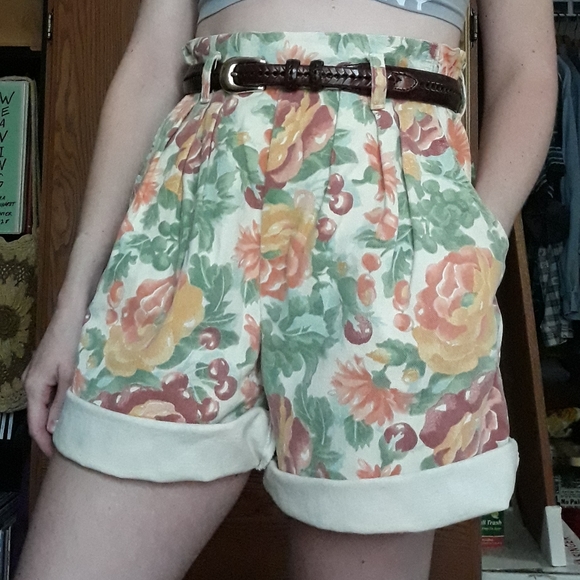 90s Floral Shorts - Picture 4 of 13